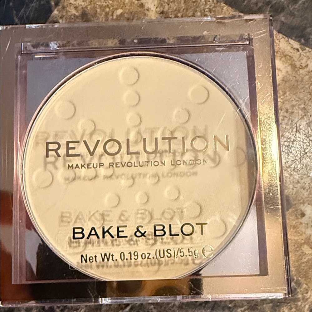 Revolution Bake & Blot Powder - Banana